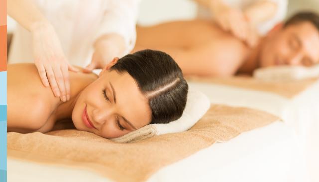 Pärchen bekommt Paar-Massage